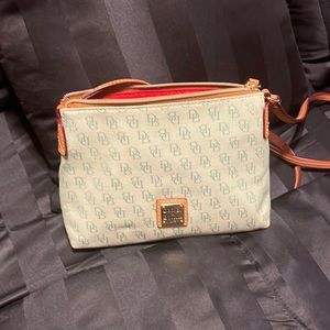 Original Crossbody Dooney &Bourke in excellent condition